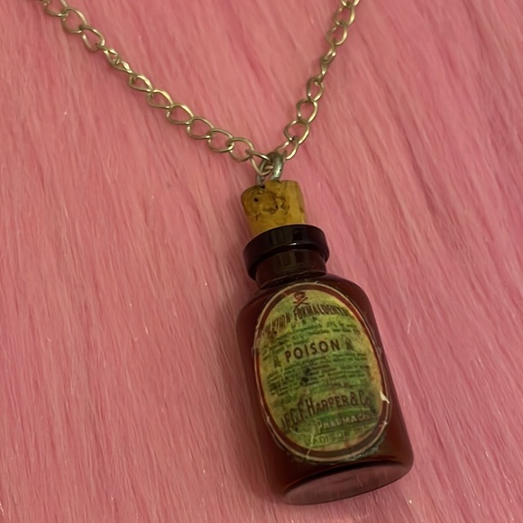 Poison bottle necklace ☠️ - Picture 4 of 6
